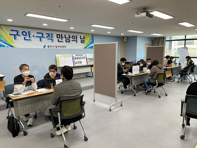 1-1 지난달 용인시일자리센터서 열린 구인구직의 날 행사에서 현장면접이 진행되고 있다..jpg