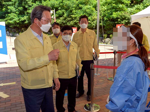 [자료사진] 지난해 7월 당시 김희겸 행정안전부 재난안전관리본부장이 코로나19 특별방역점검을 위해 경기도 수원시 영통구 임시 선별검사소(영통구 보건소)를 방문해 폭염대책 및 검사 全 과정 운영상황을 점검하고, 관계자.jpg