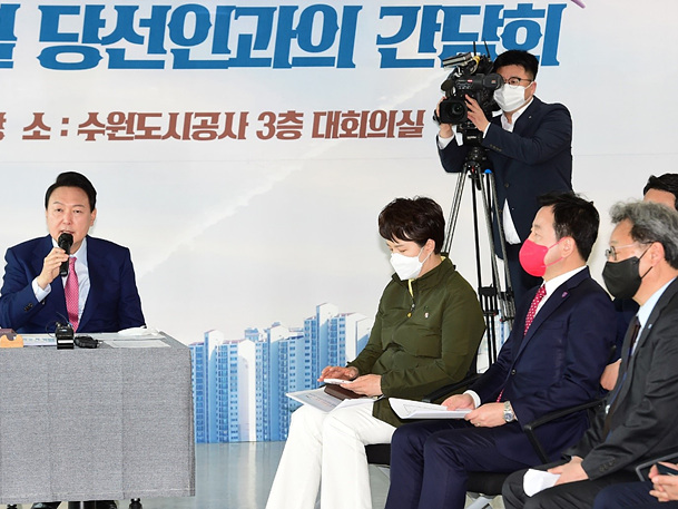 간담회 사진.jpg