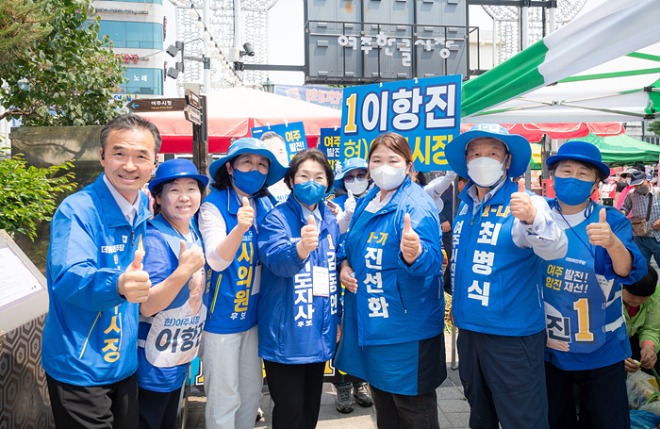 김동연 경기도지사 후보 부인 정우영 여사, 여주 한글시장 방문.jpg