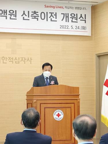 2. 군포시 산본1동 지역사회보장협의체의 한 위원(왼쪽)이 시민에게 복지사각지대 발굴사업에 대해 설명하고 있다..jpg
