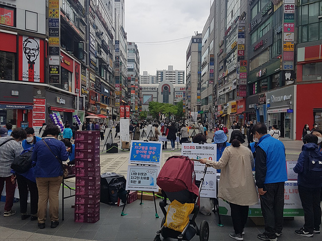 지난해 산본중심상가 원형광장에서.jpg