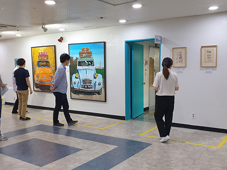 군포시청에서 전시 중인 지역예술가들..jpg