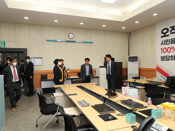 3. 하은호 당선인(오른쪽 첫번째)이 인수위 사무실을 둘러보고 있다..jpg