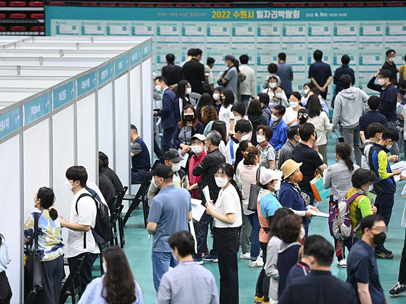 ‘2022 수원시 일자리박람회’, 418명 현장 면접 1.jpg