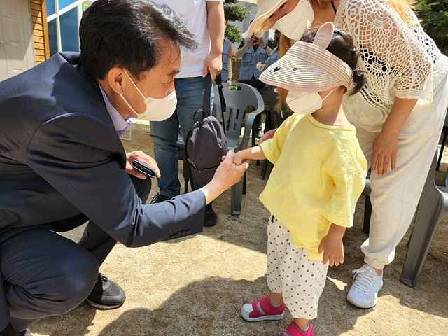 하은호 군포시장 당선인이 6월 12일 다문화가정 행사에 참석해 어린이와 악수를 나누고 있다..jpg