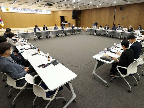 220614 장현국 의장, 2022년 경기도의회 자치분권발전위원회 회의 개최 (2).jpg