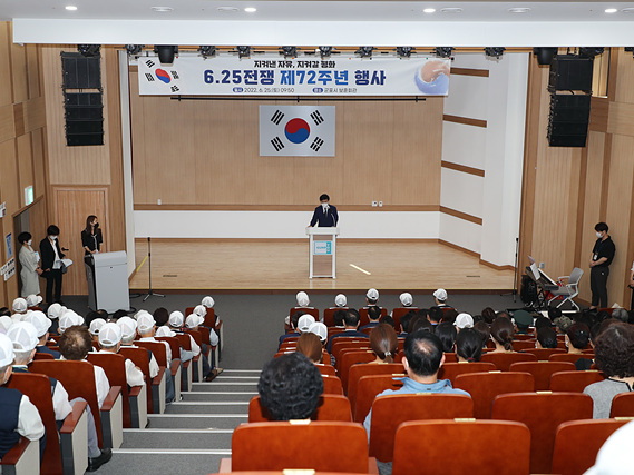1. 한대희 군포시장이 6.25전쟁 제72주년 기념식에서 기념사를 낭독하고 있다..jpg