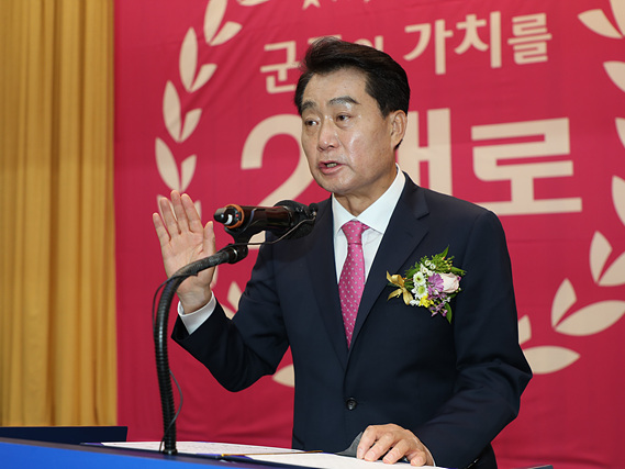 1-2.취임선서하는 하은호 군포시장.jpg