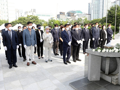 20220704제12대 수원특례시의회 의원, 현충탑 참배....jpg