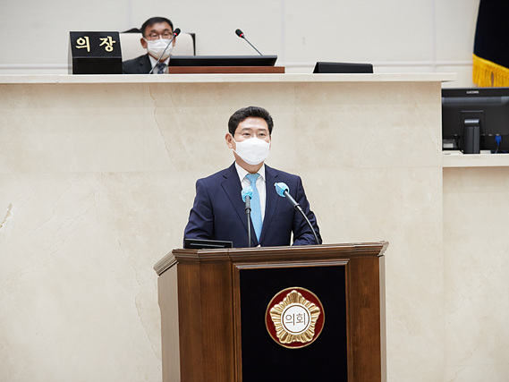 이상일 용인특례시장이 4일 제9대 용인시의회 개원식에서 인사말을 하고 있다..jpg