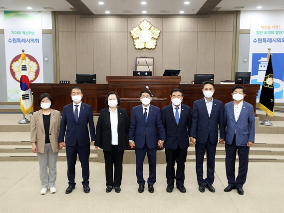 2022.07.06._ 수원특례시의회, 상임위원장 선출, 제12대 전반기 원구성 마쳐.jpg