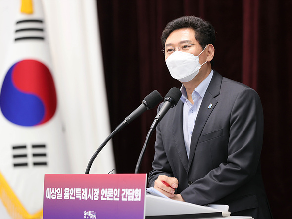 6-1. 이상일 용인특례시장이 11일 취임 후 첫 기자간.jpg