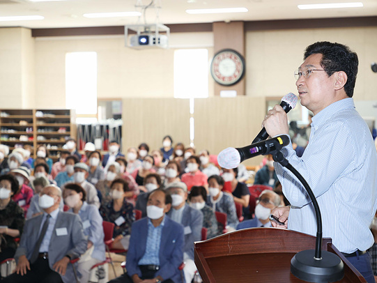 11-1. 이상일 용인시장 기흥노인대학 특강.jpg