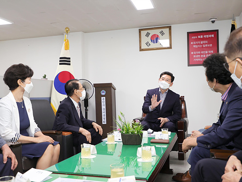 1. 이상일 용인시장이 지난 6일 광복회 용인시지회, 대한민국상이군경회 용인시지회, 대한민국무공수훈자회 용인시지회 등 9곳의 보훈단체장과 간담회를 갖고 이야기를 나누고 있는 모습 (2).jpg