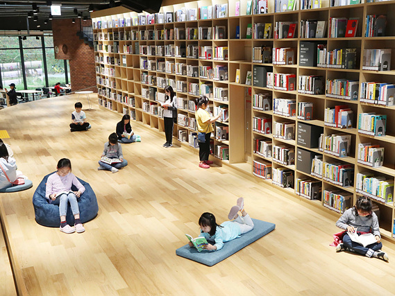 [기획] 남사도서관에서 어린이들이 자유롭게 책을 읽고 있는 모습.jpg