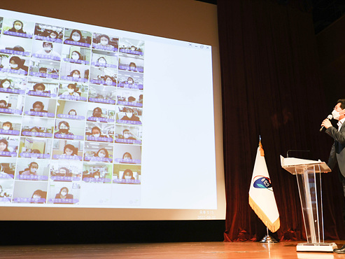 이상일 용인시장이 용인시에서 근무하고 있는 7급 이하의 공직자 70여 명을 화상으로 만나 다양한 주제의 대화를 나누고 있다. (1).jpg
