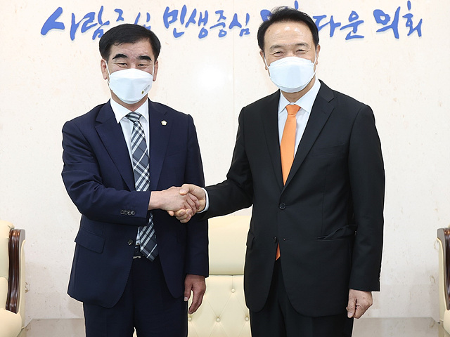 220810 염종현 의장 등 신임의장단, 공식임기 첫날 경기.jpg