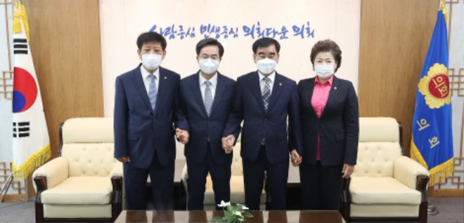 220810 염종현 의장 등 신임의장단, 공식임기 첫날 경.jpg