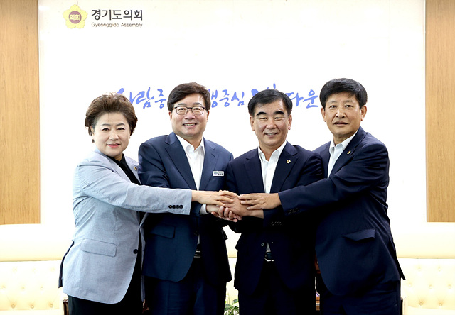 220817 염종현 의장 및 의장단, 17일 염태영 경기도 신임 경제부지사 접견 (1).jpg