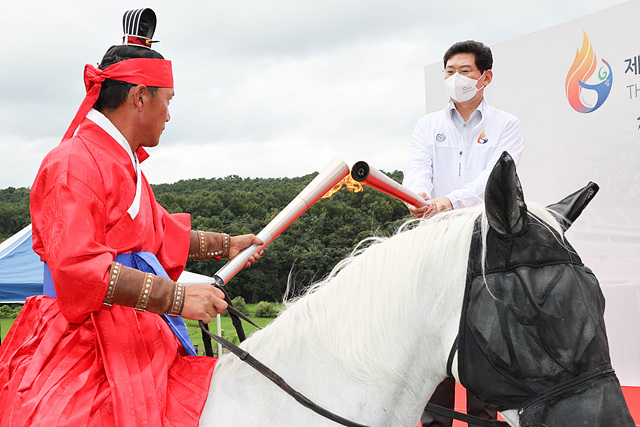 15-2. 제68회 경기도체육대회 성화채.jpg