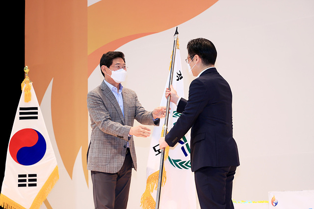 이상일 용인특례시장이 27일 제68회 경기도체육대회 2022 용인 폐회식에서 오병권 경기도 행정1부지사에게 대회기를 전달하고 있다..jpg