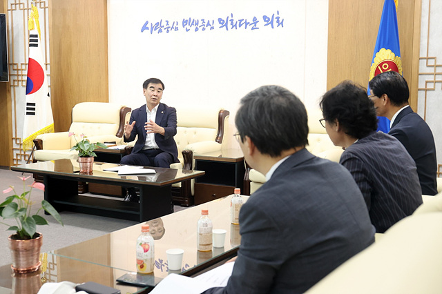 220919 염종현 의장, 19일 한국예총 경기도연합회 관계자 접견 (1).jpg