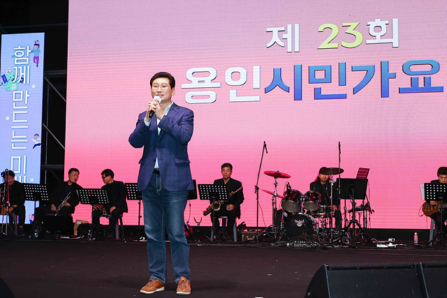 1-3. 이상일 용인특례시장이 1일 용인시청 하늘광장.jpg