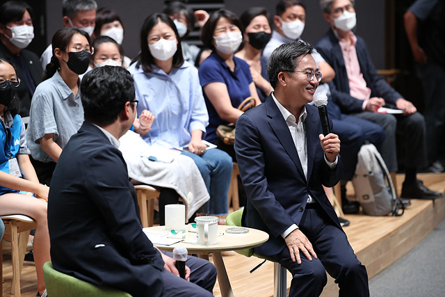 1.+김동연+경기도지사가+7월+15일+경기도청+대강당에서+‘기회수도+경기’를+주제로+맞손토크를+하고+있다.(2)(1).jpg