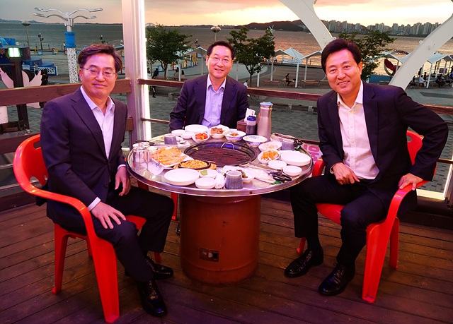 5.+9월+2일+인천+월미도에서+김동연+경기도지사와+오세훈+서울시장，+유정복+인천시장이+만나+수도권+현안+논의를+하고+있다.(1) (1).jpg