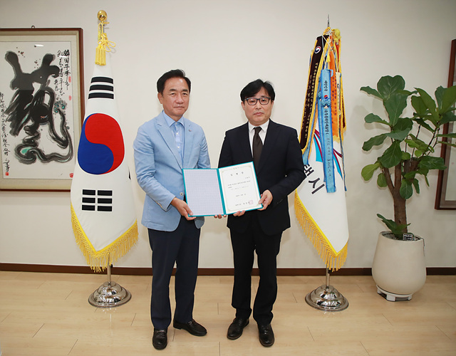 10-7-15_제2대_평택산업진흥원장_임명.jpg