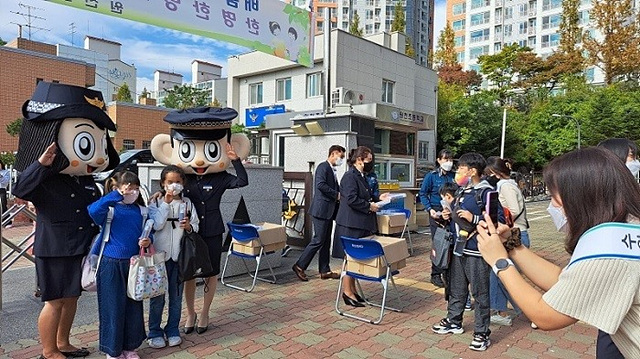 사진2(수원 원천초, 학부모폴리스 연합 캠페인 실시) (1).jpg