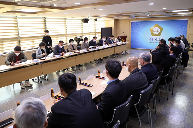 20221020 도시환경위원회 수원시 생활폐기물 수집운반 대행업체 간담회1.jpg
