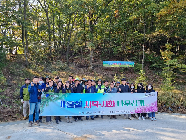 13-2. 식재행사에 참여한 시 관계자들이 기념촬영을 하고 있다..jpg