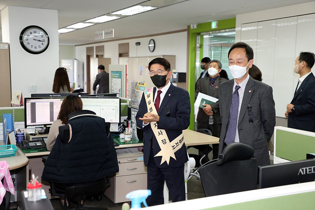 3.동부지사 직원 격려.jpg