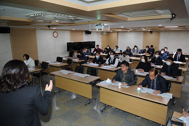 20221115 수원특례시의회, 예산안 심사 및 조례분석 직무교육 사진.jpg