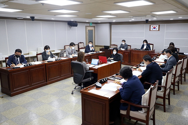 1. 수원특례시의회 기획경제위원회 행감.jpg