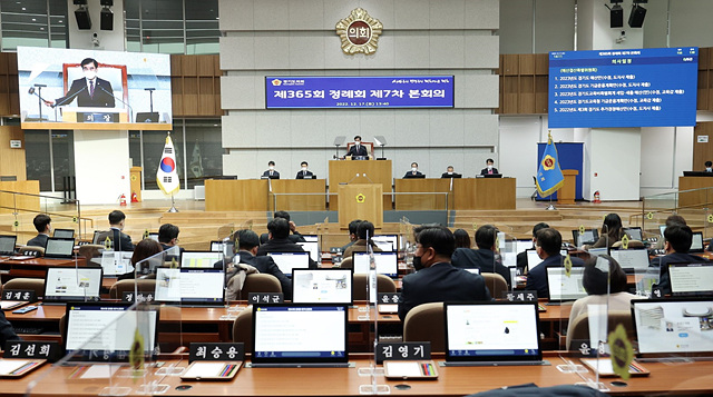 221217 경기도의회, 밤샘 협상 끝에 내년도 예산안 최종의결...염종현 의장 협치의 힘 강조 (4).jpg