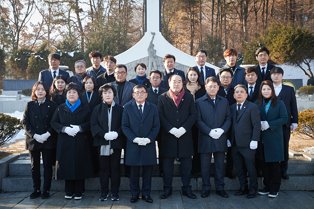 20230101 용인특례시의회, 현충탑 참배로 새해 일정 시작(1).jpg