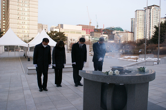 사진1(수원교육지원청, 현충탑 참배 사진) (1).jpg