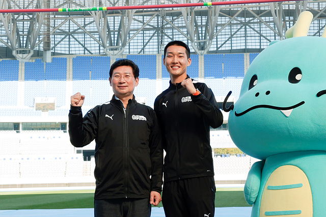 1. 이상일 용인특례시장이 우상혁 선수와 높이뛰기 ..jpg