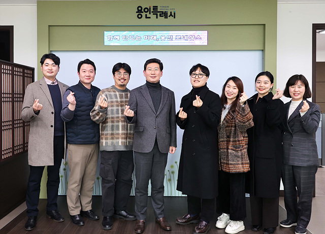 1-2. 이상일 용인특례시장이 청년정책네트워크 임원들과 기념촬영을 하고 있다.jpg