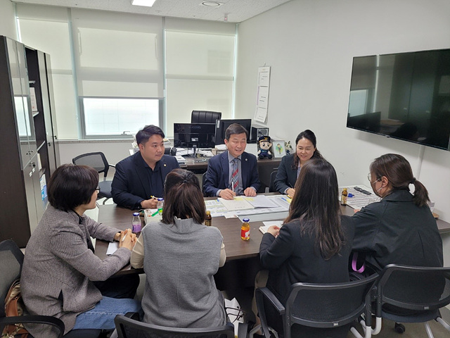 230328 한원찬 의원, 수원시 관내 학교 영양교사와 정담회.jpg