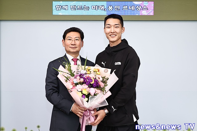 6. 8일 이상일 용인특례시장(왼쪽)을 만나 용인시민.jpg