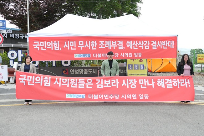 230512 기자회견 사진.jpg