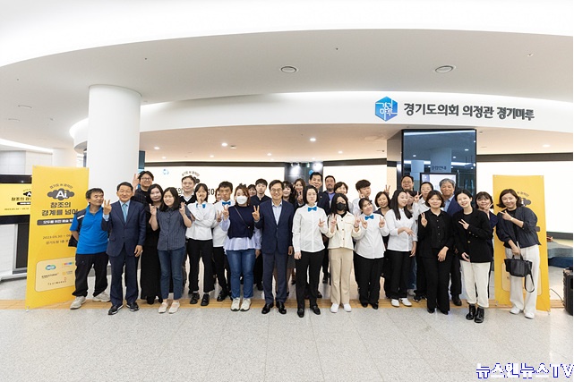 AI 창작단 전시 개막식.jpg