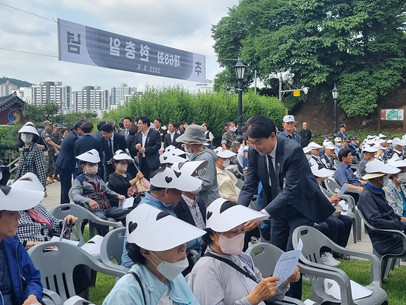 유족들과인사하는하은호군포시장_현충일추념식.jpg