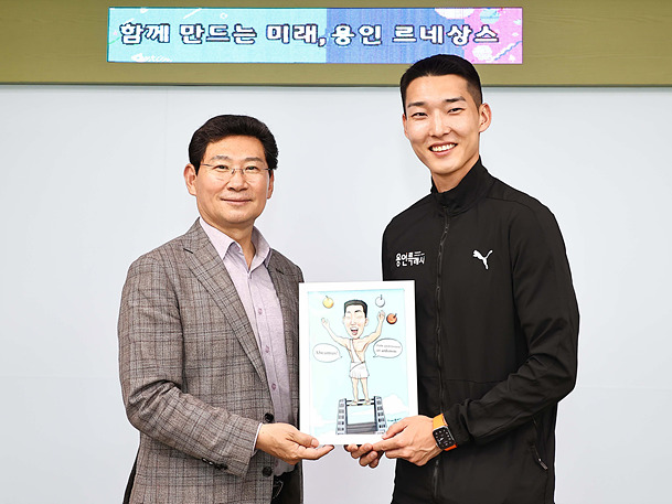 5-1. 7일 이상일 용인특례시장이 높이뛰기 세계 정상.jpg