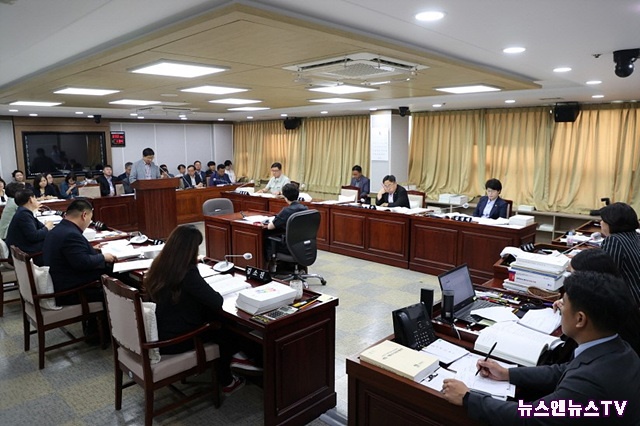 도시환경위원회 안건심사.jpg