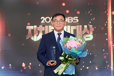 20230628 용인특례시의회 윤원균 의장, 2023 OBS 자치분권대상 수상 (1).jpg